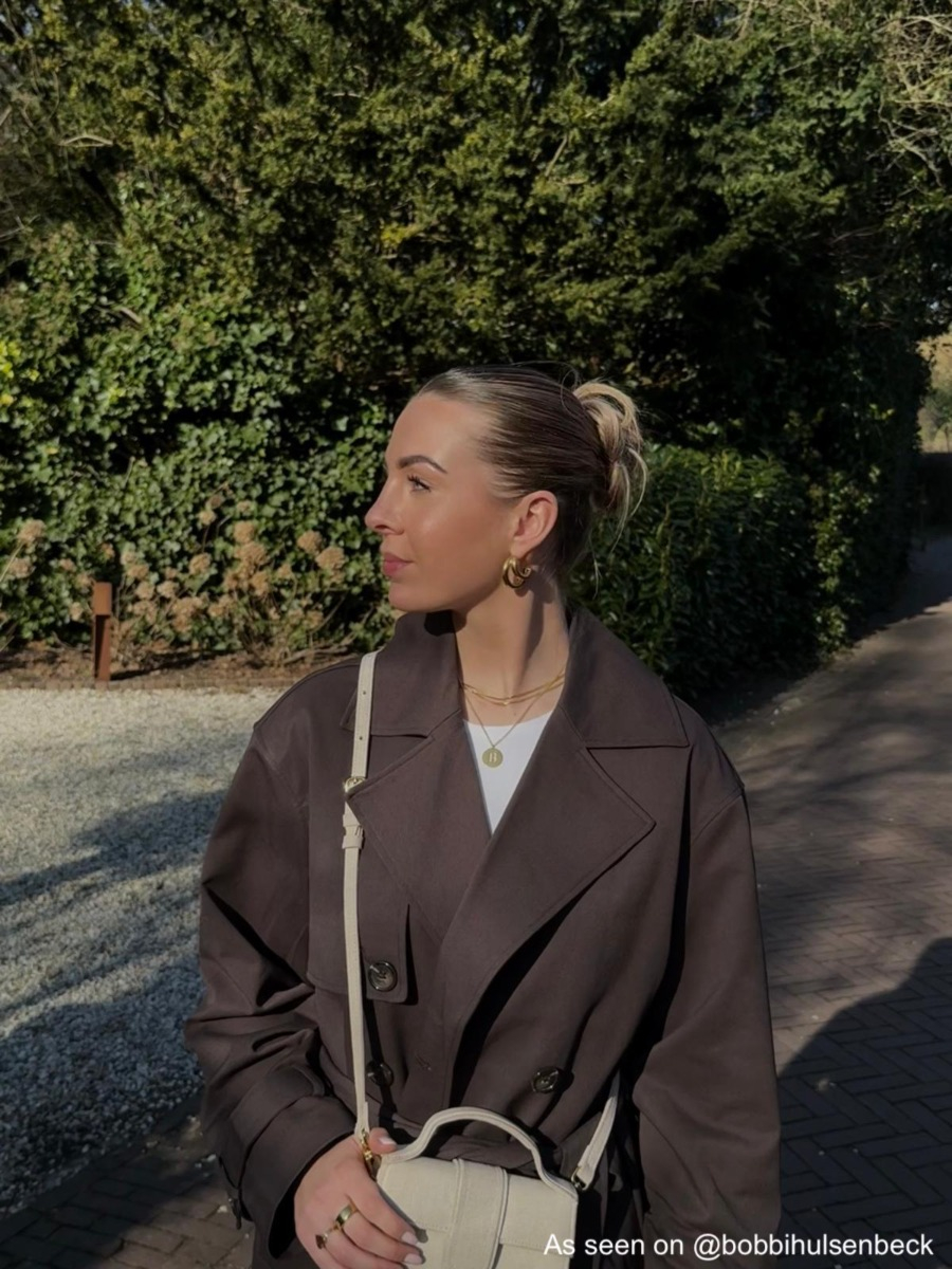 Influencer met dubble hoops