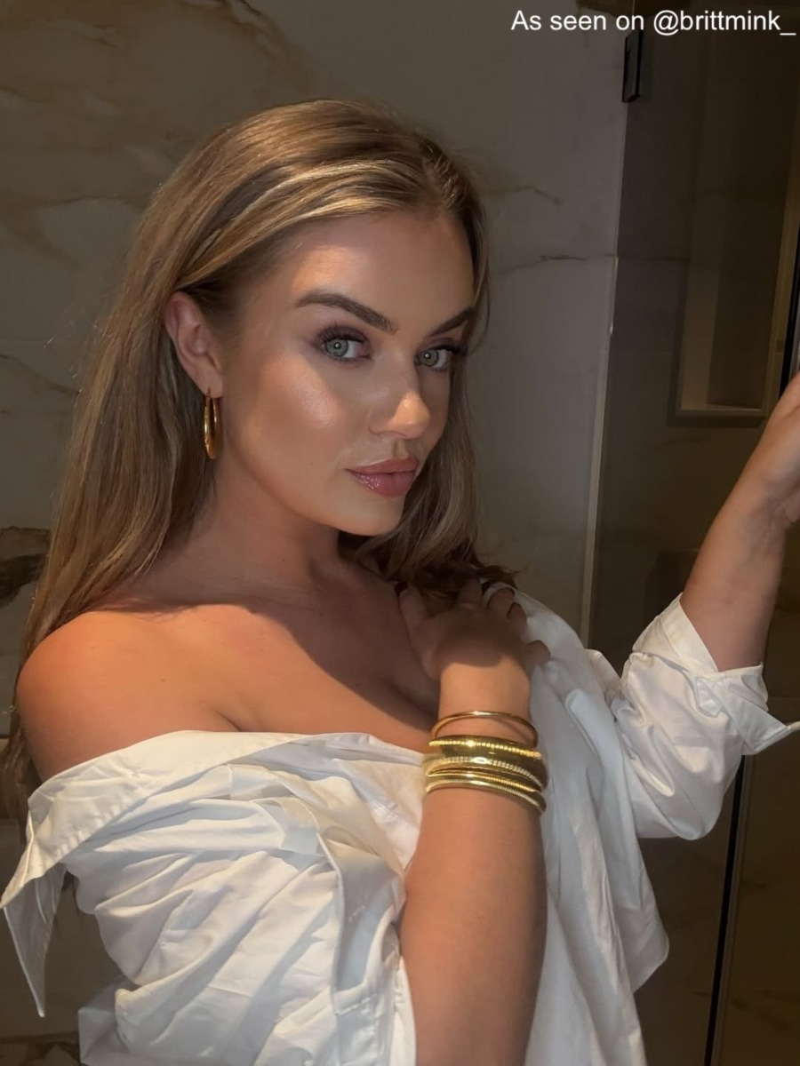 influencer draagt statement gouden bangle