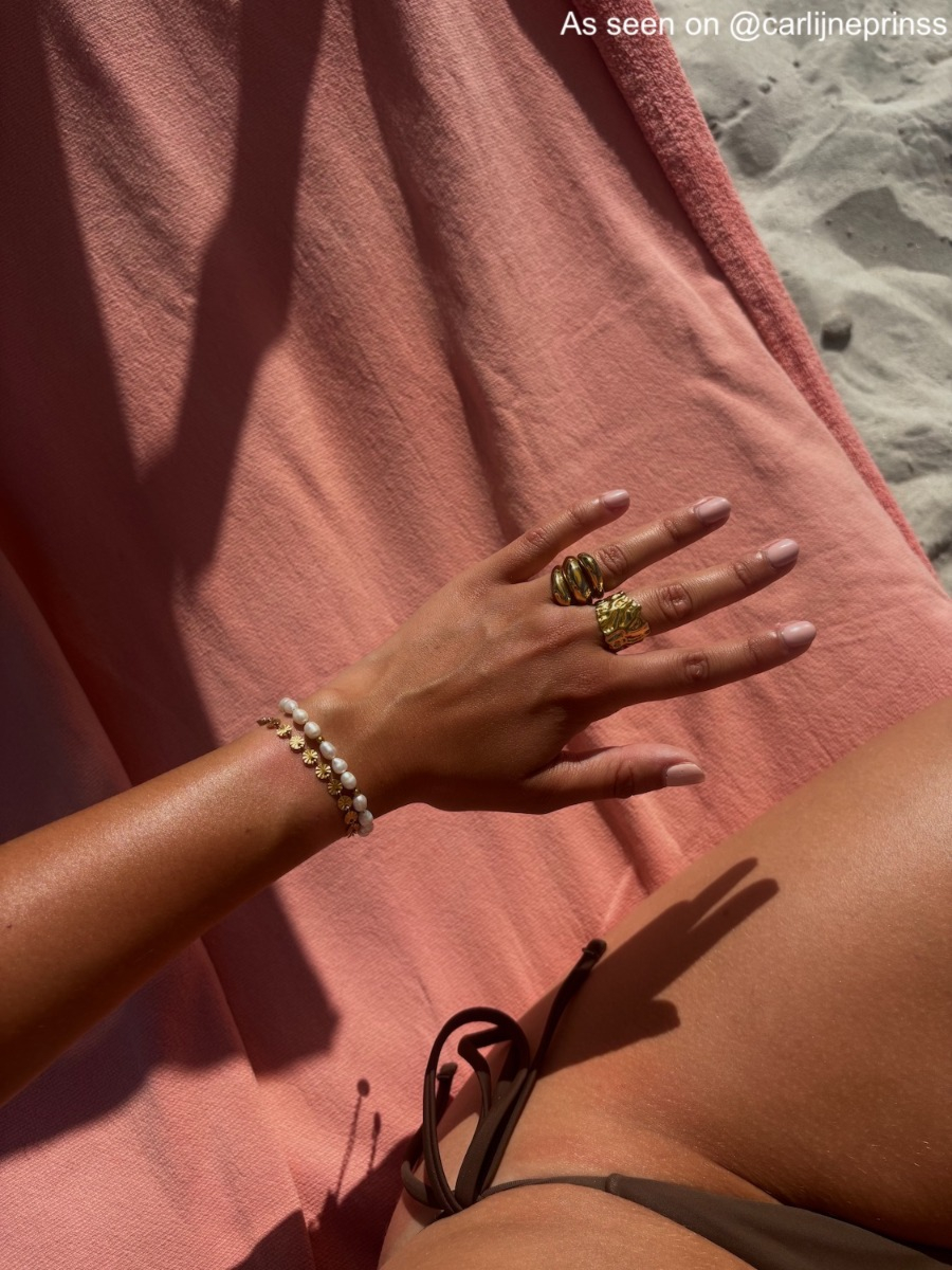 Influencer met zomerse sieraden