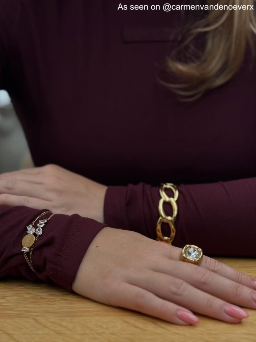 influencer draagt statement ring stone goudkleurig