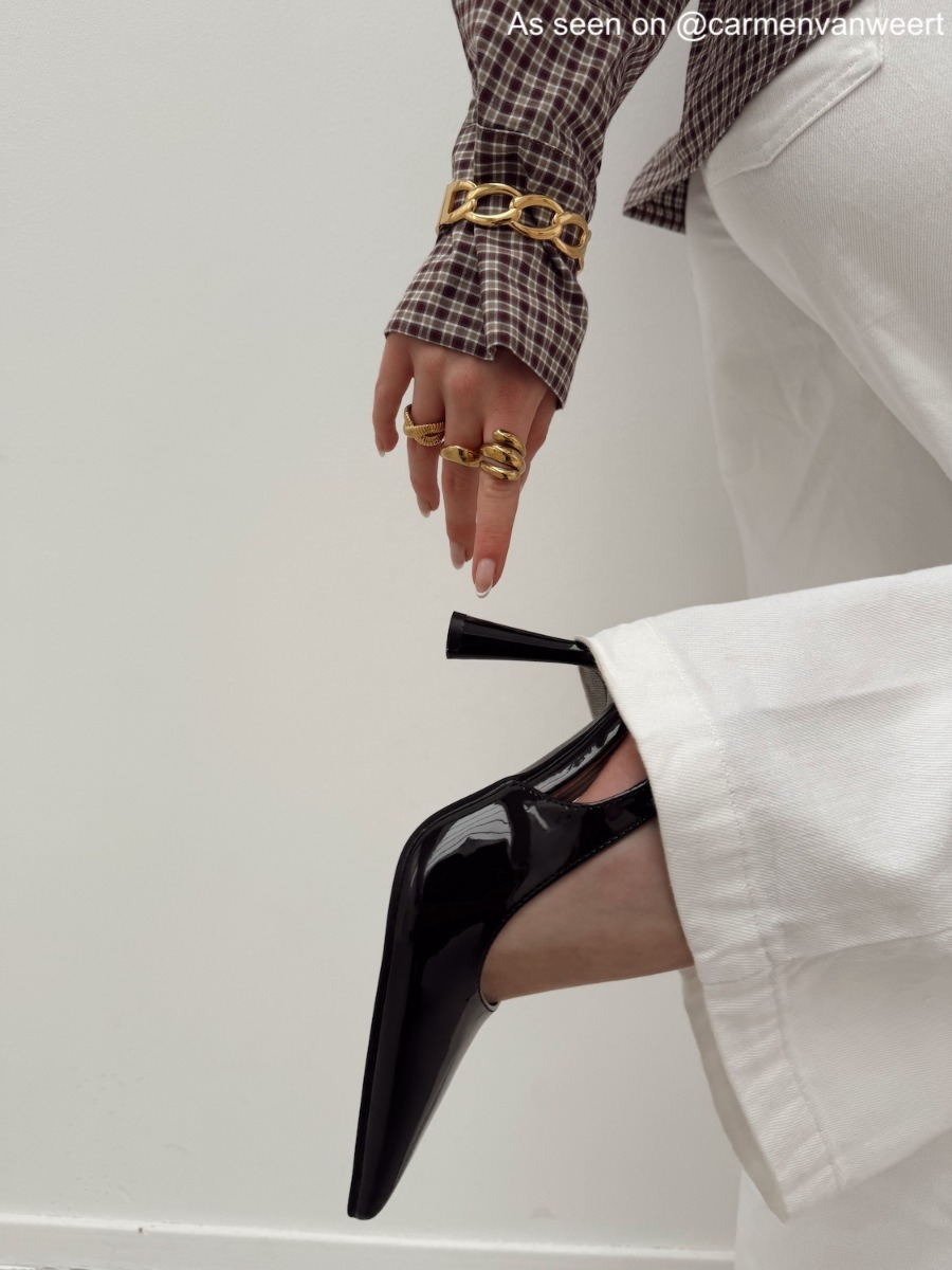 Influencer met gouden statement ring wave