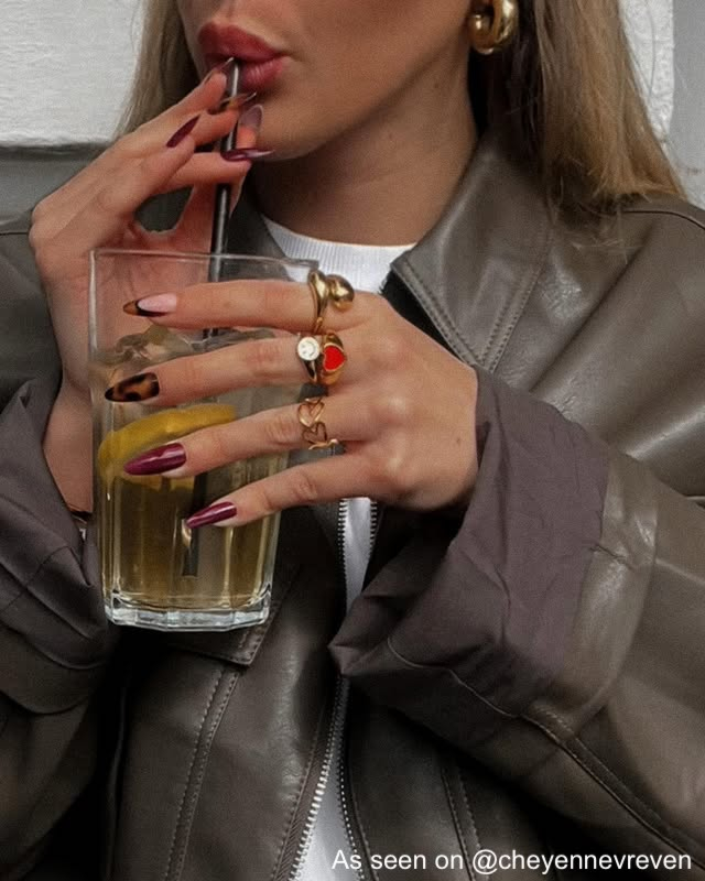 Influencer met een gouden ringparty en gouden oorbellen