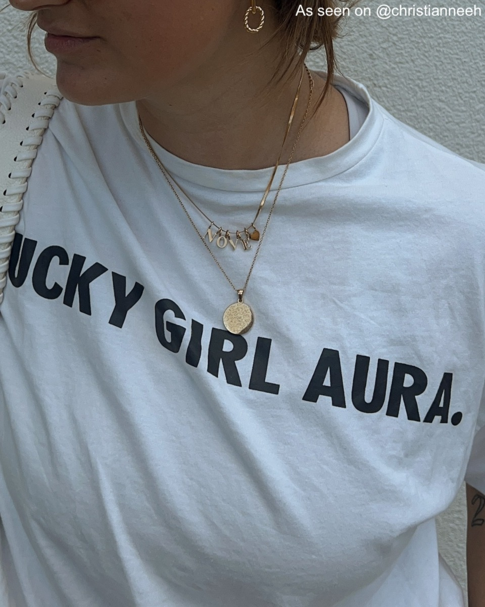 Influencer met gouden graveerbare ketting sterrenhemel