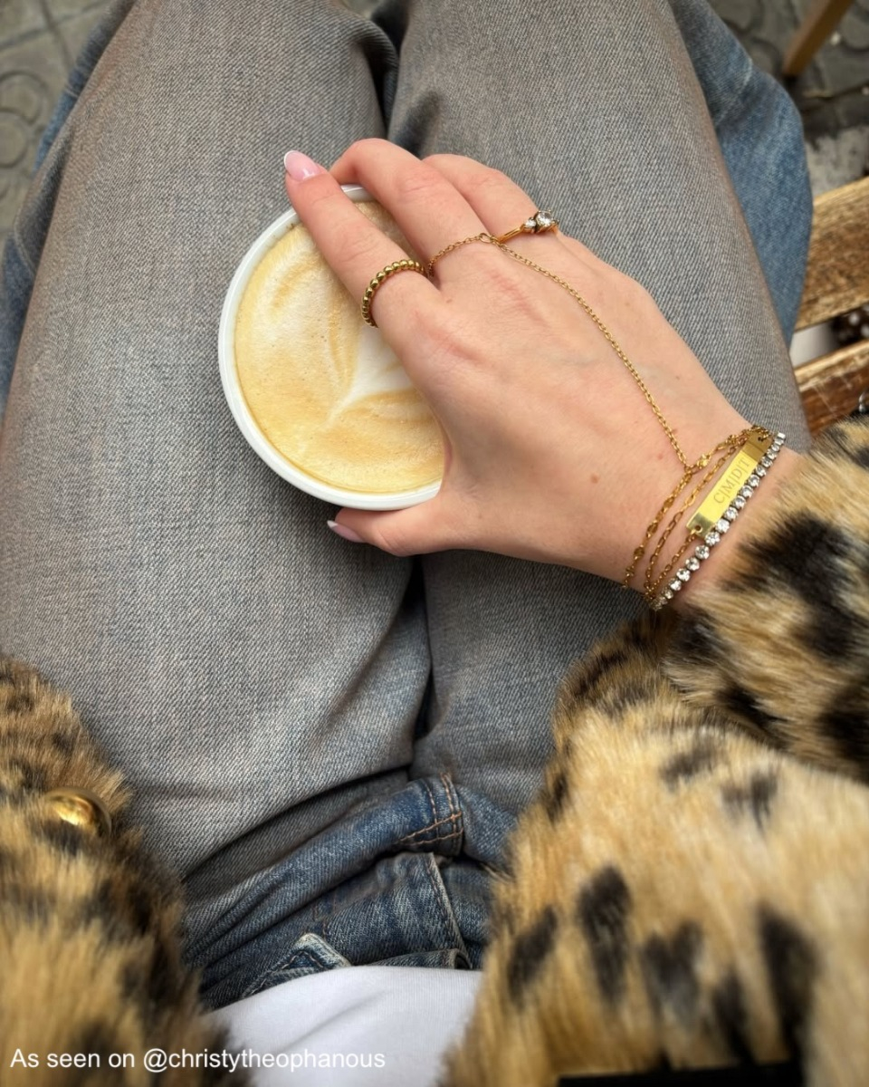 Influencer draagt  gouden handchain
