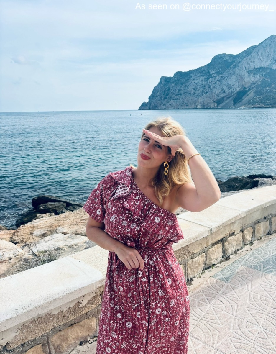 Influencer met gouden statement oorbellen