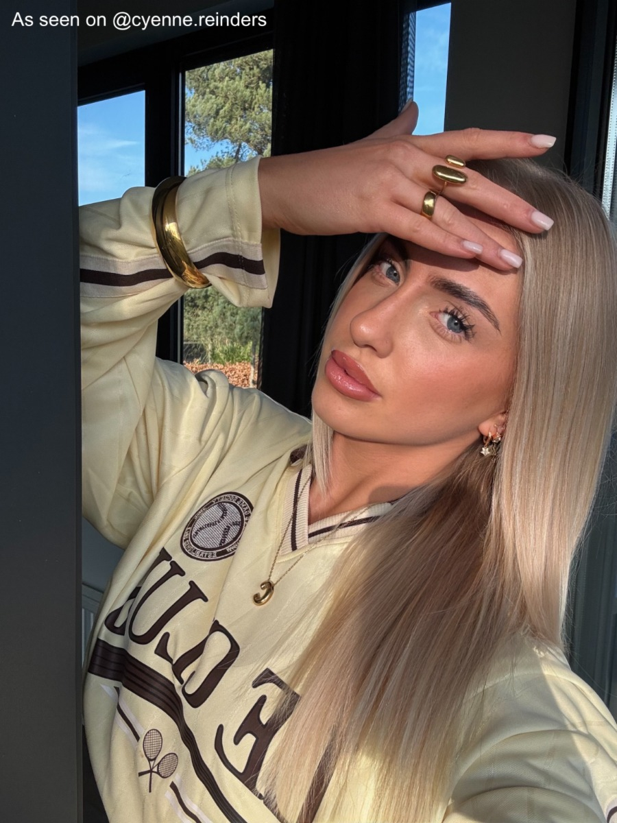 Gouden sieraden bij influencer