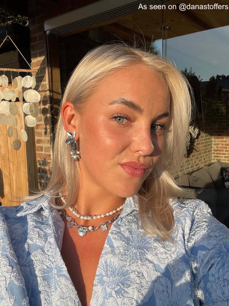 Influencer met blauw jurkje en zilveren sieraden