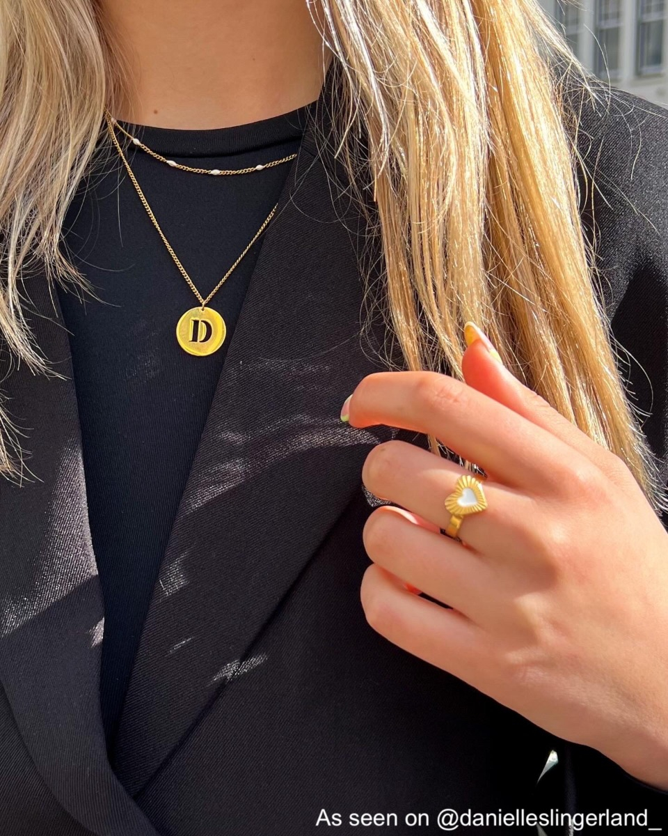 influencer met een Finaste ketting met witte bolletjes