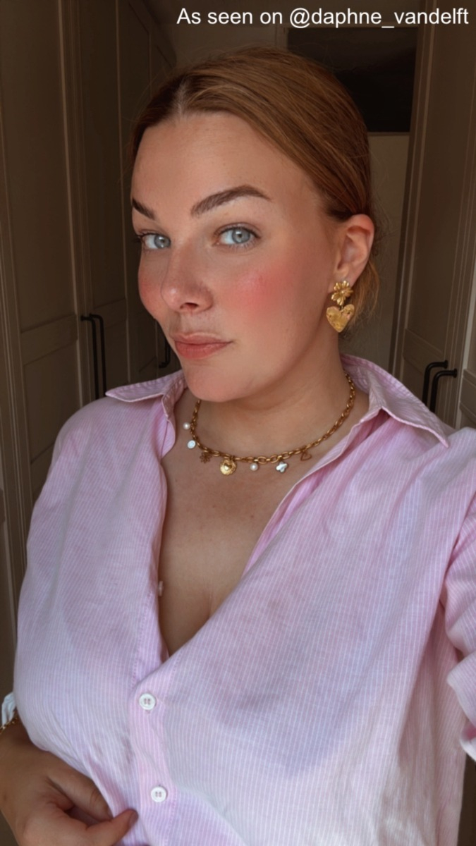 Influencer met gouden sieraden