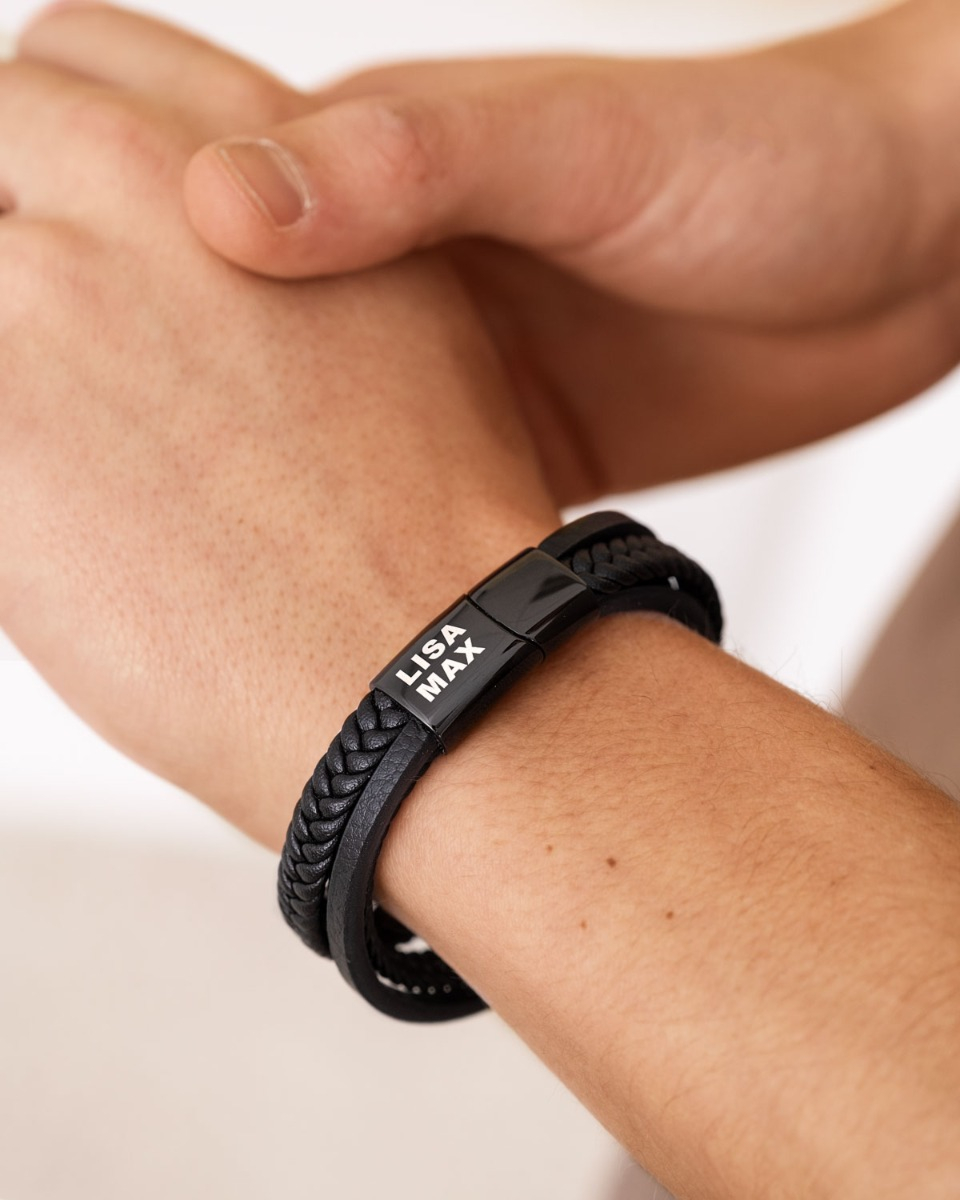 Zwart dubbele leren armband met namen voor heren