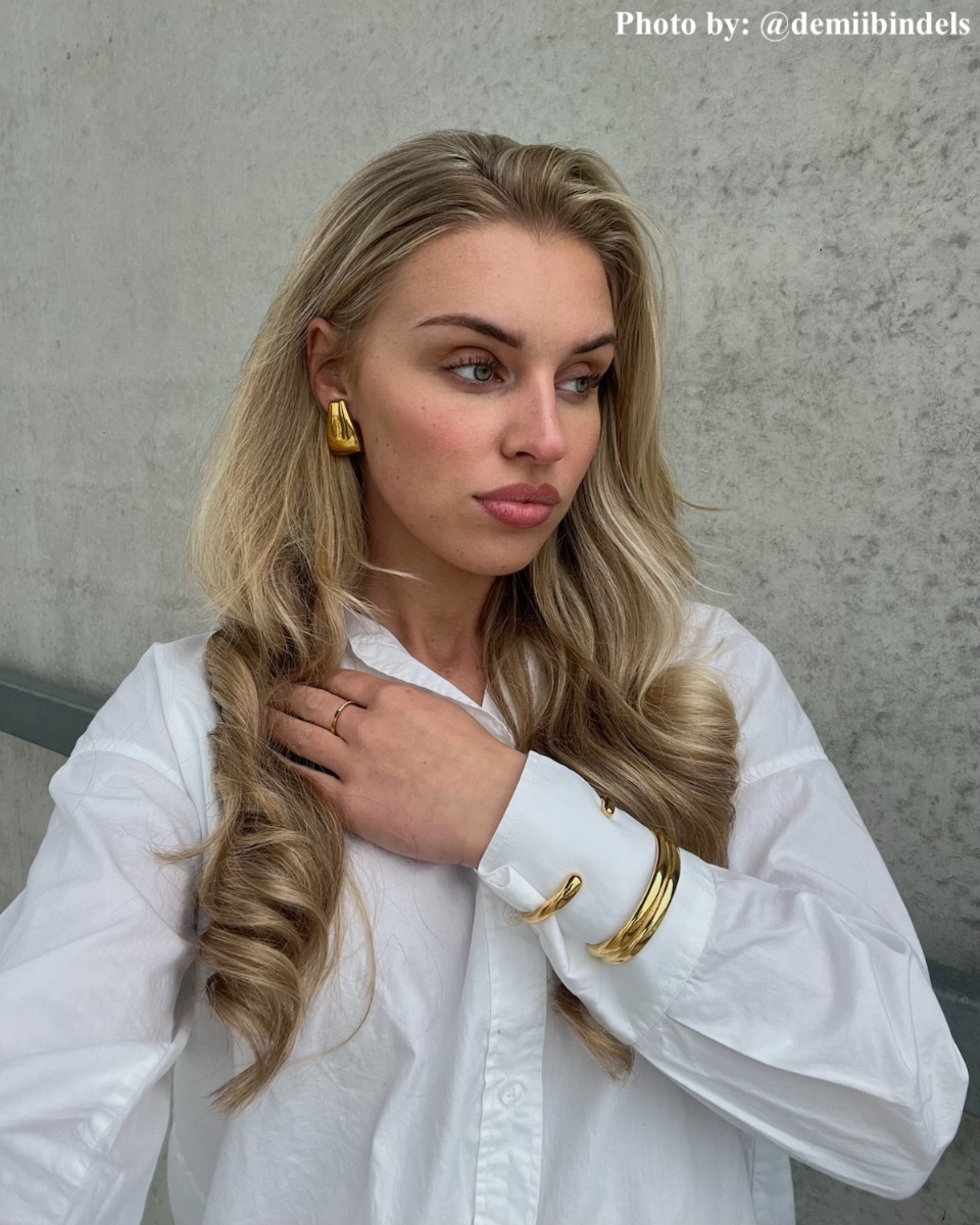 Influencer met dubbele bangle armband.