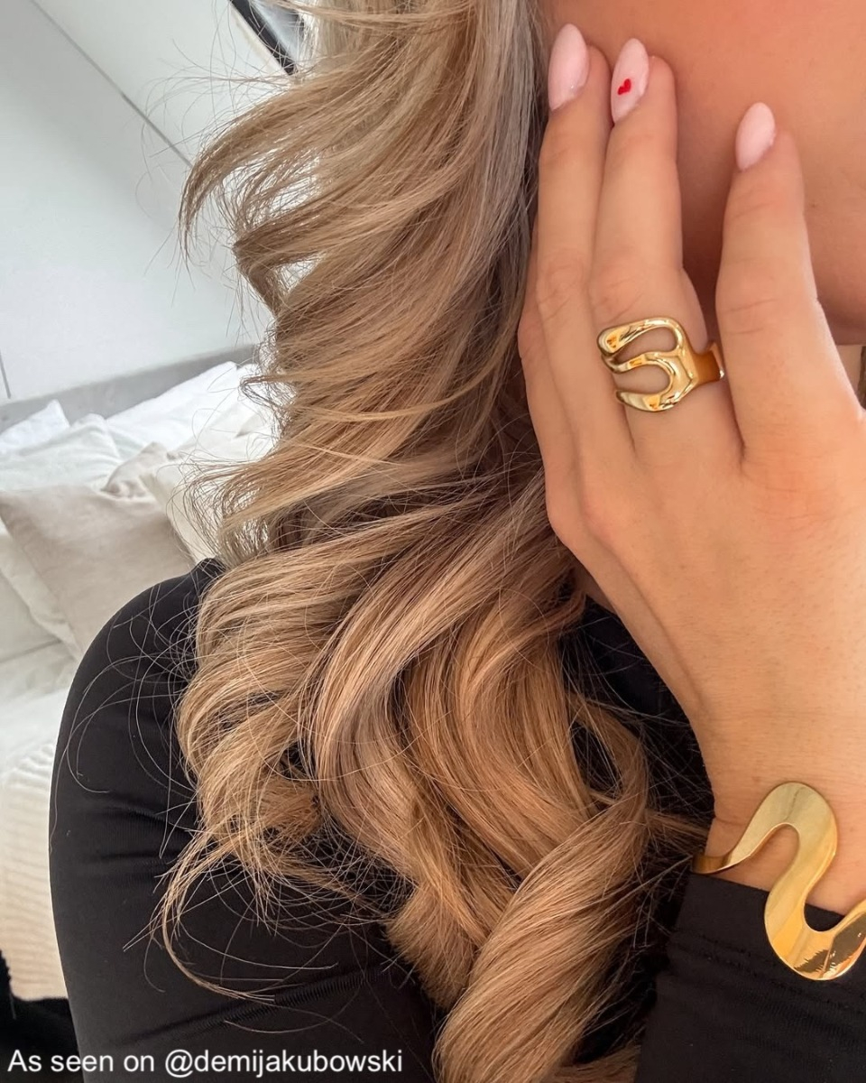 Influencer met de gouden bangle. 