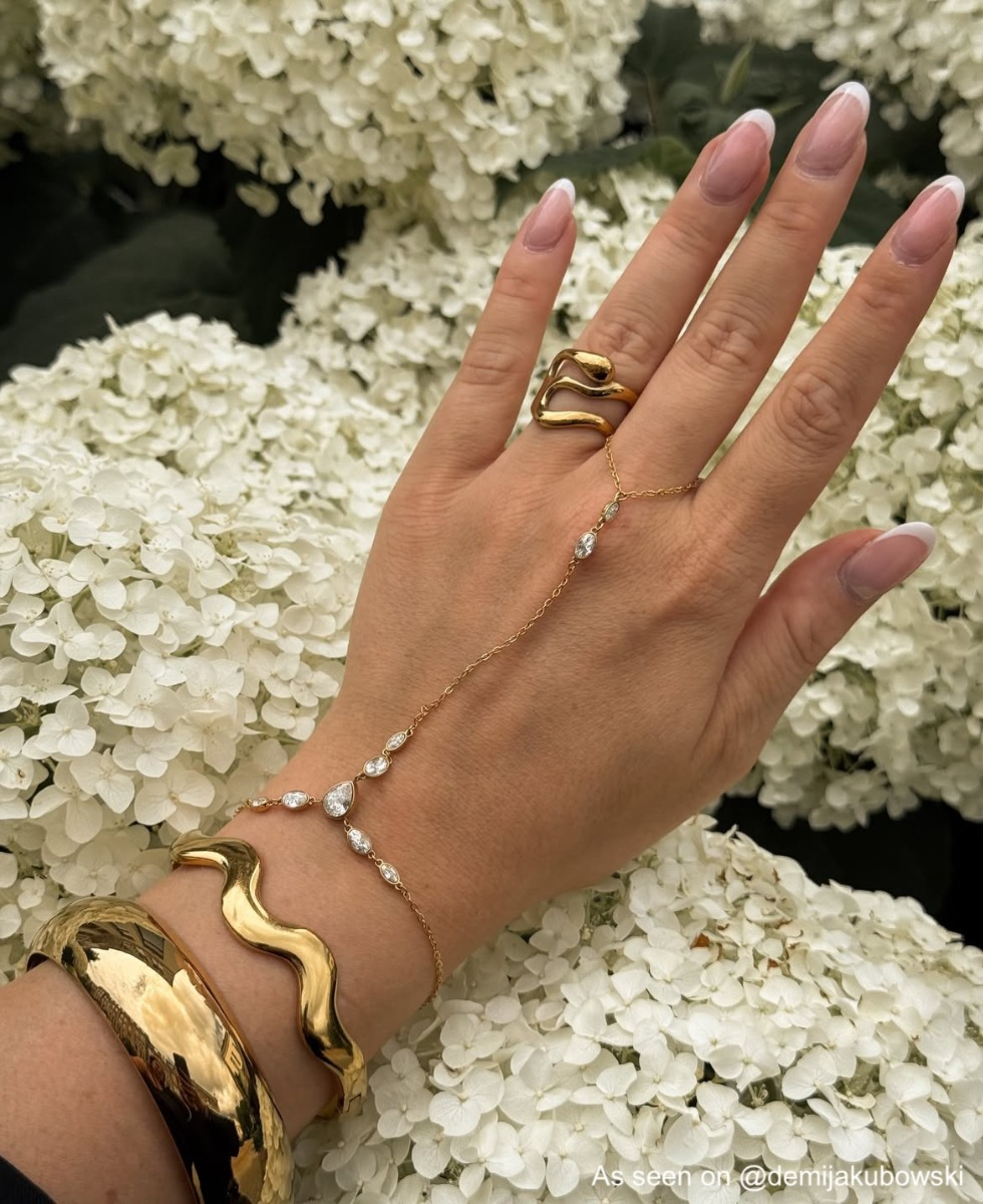 Influencer met gouden sieraden om hand