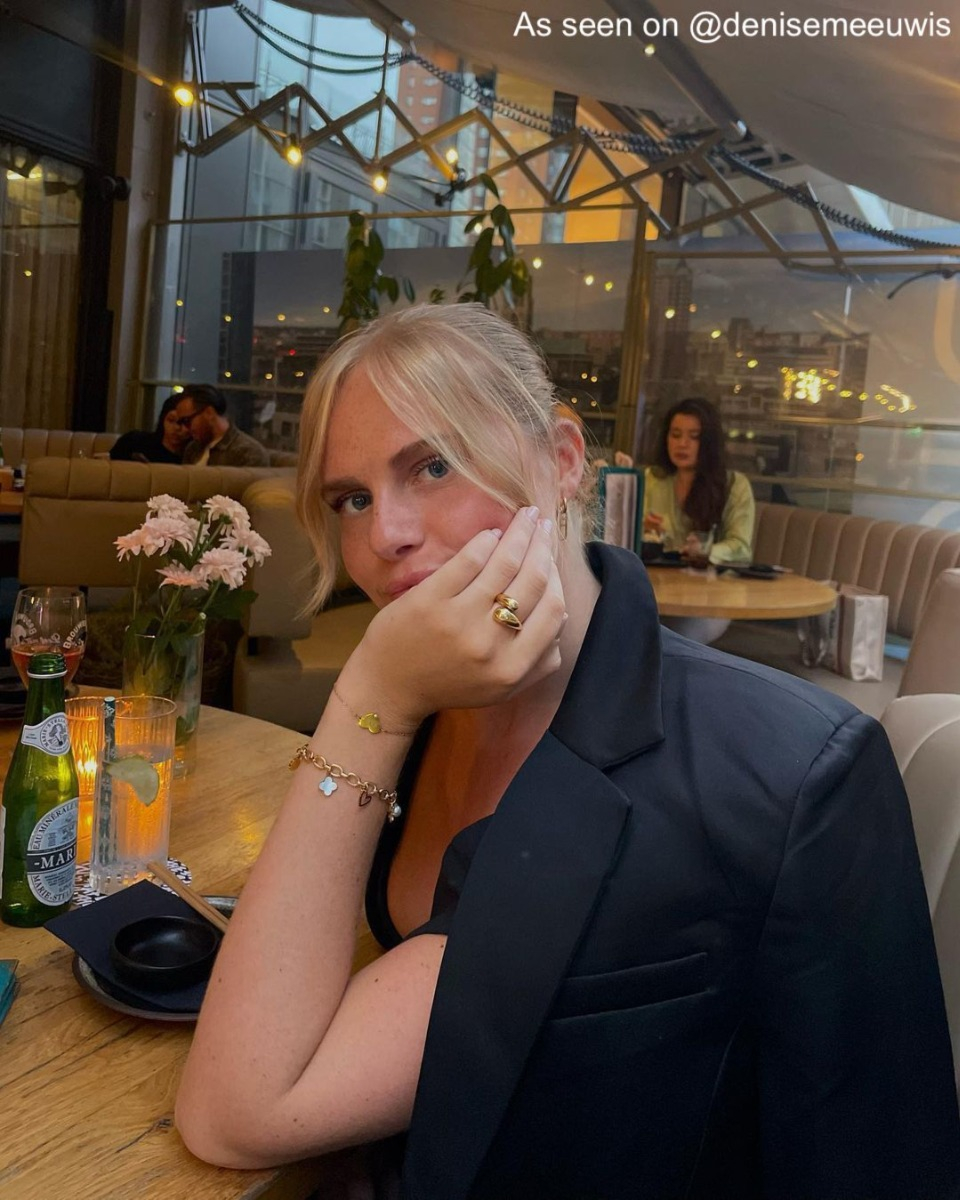 Influencer draagt gouden sieraden