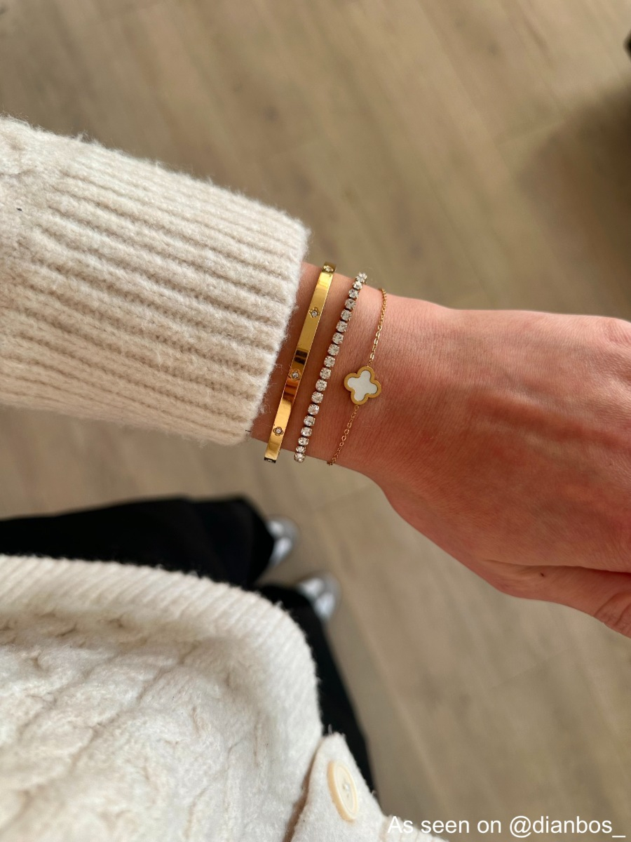 Influencer met gouden armparty