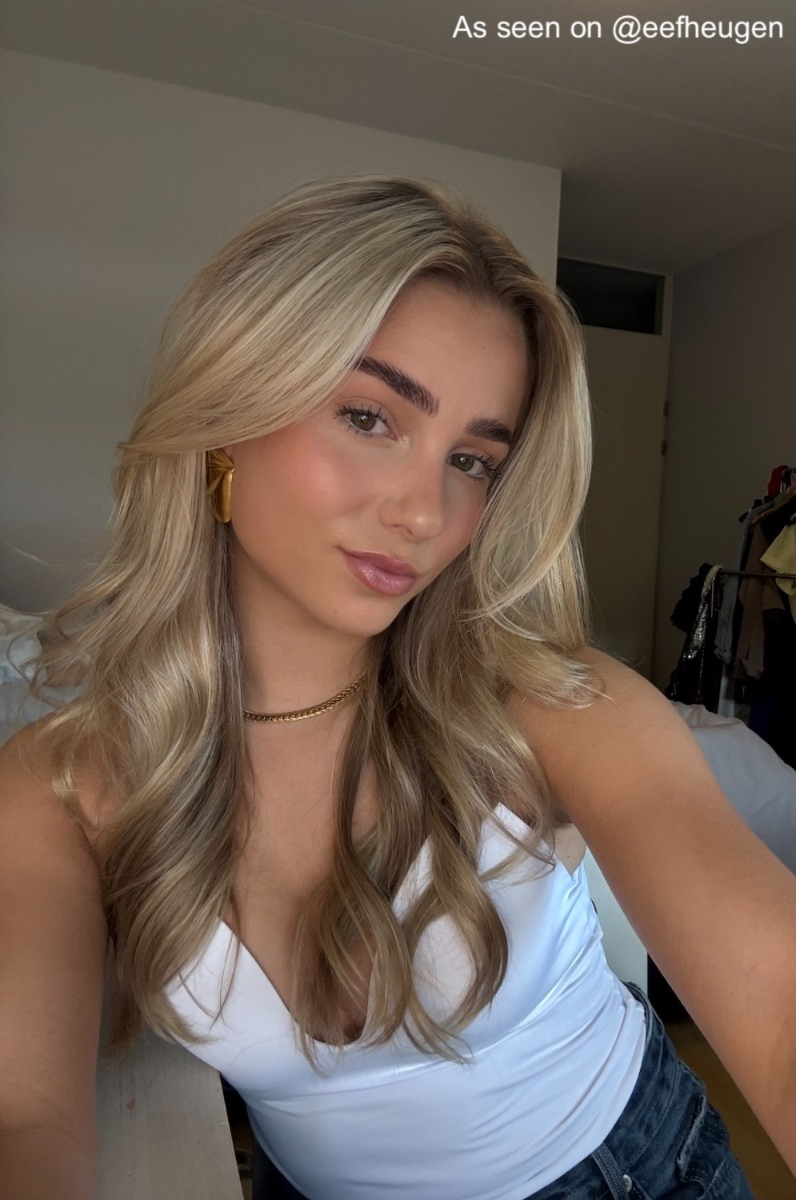 Gouden oorbellen bij influencer met blond haar