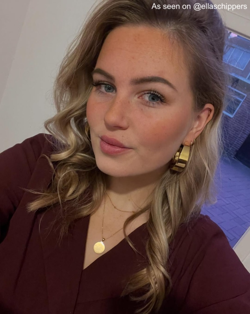 influencer draagt statement oorringen goudkleurig