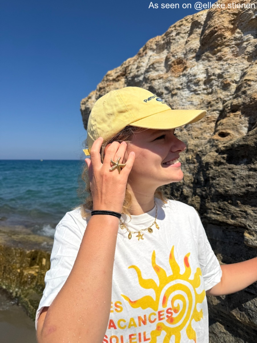 Influencer draagt gouden ring met beachy zeester