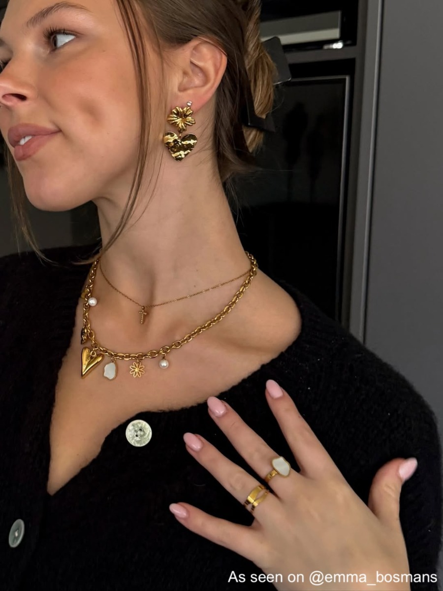 Influencer draagt gouden bedelketting uit advent 2025