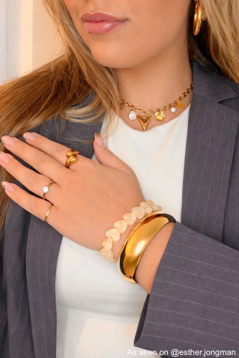 Influencer draagt gele hartjes kralenarmband