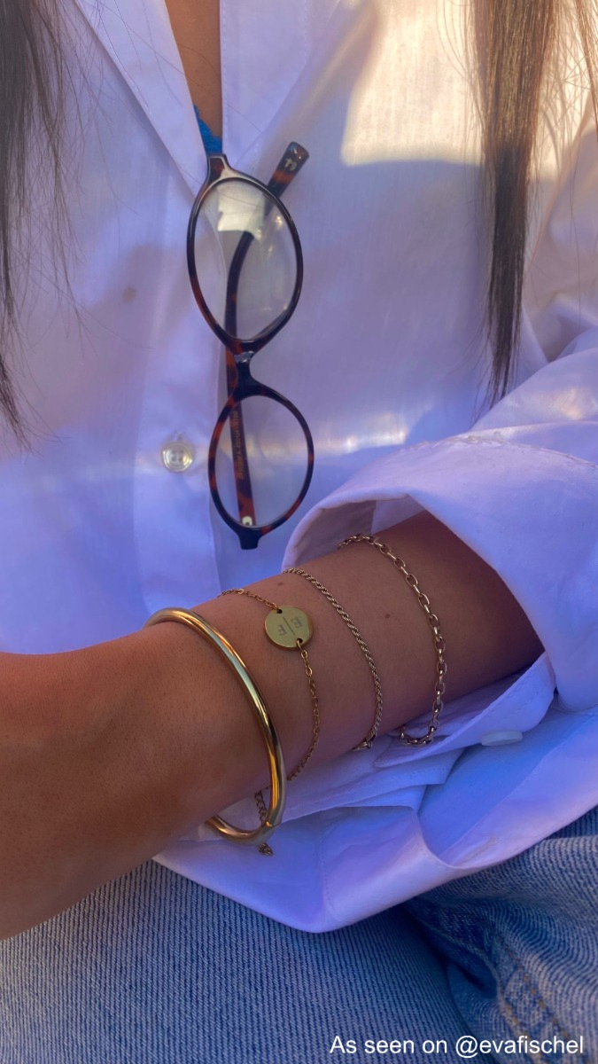 Influencer met bangle.