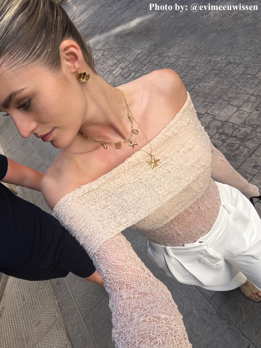 influencer met bedelketting