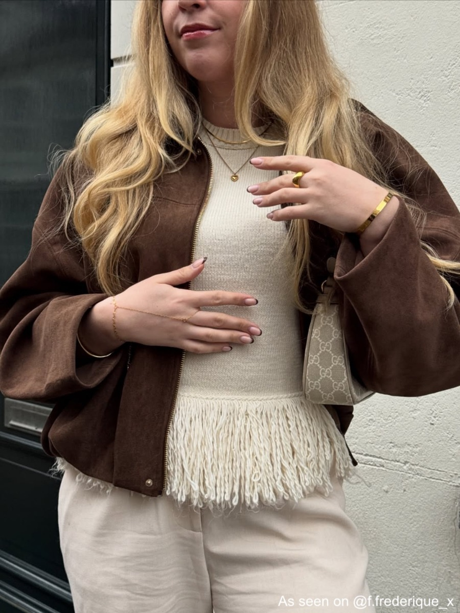 Influencer draagt gouden handchain