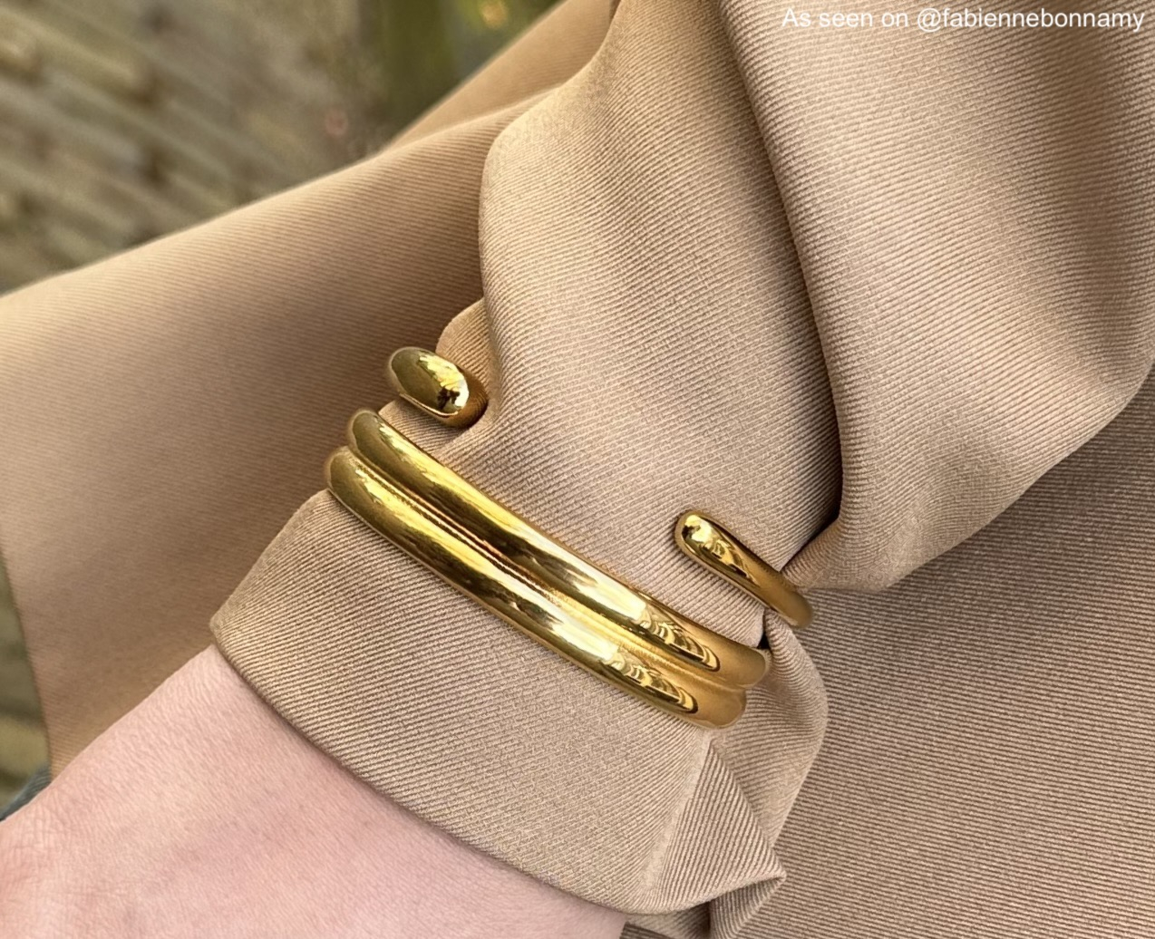 Influencer met bangles
