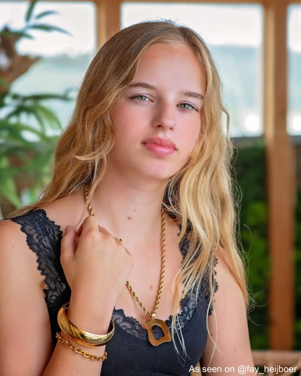 Gouden ketting bij blonde influencer