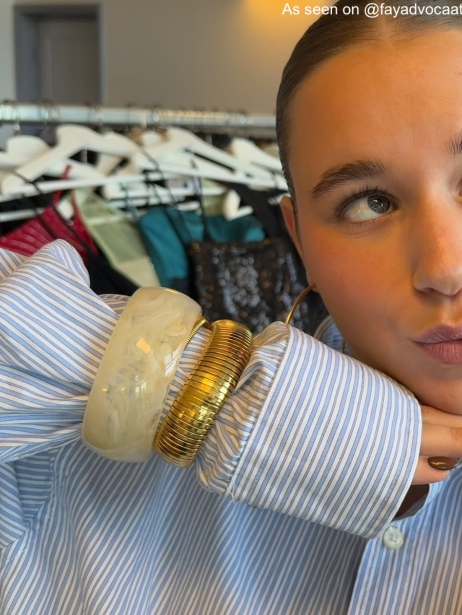 influencer draagt statement bangle
