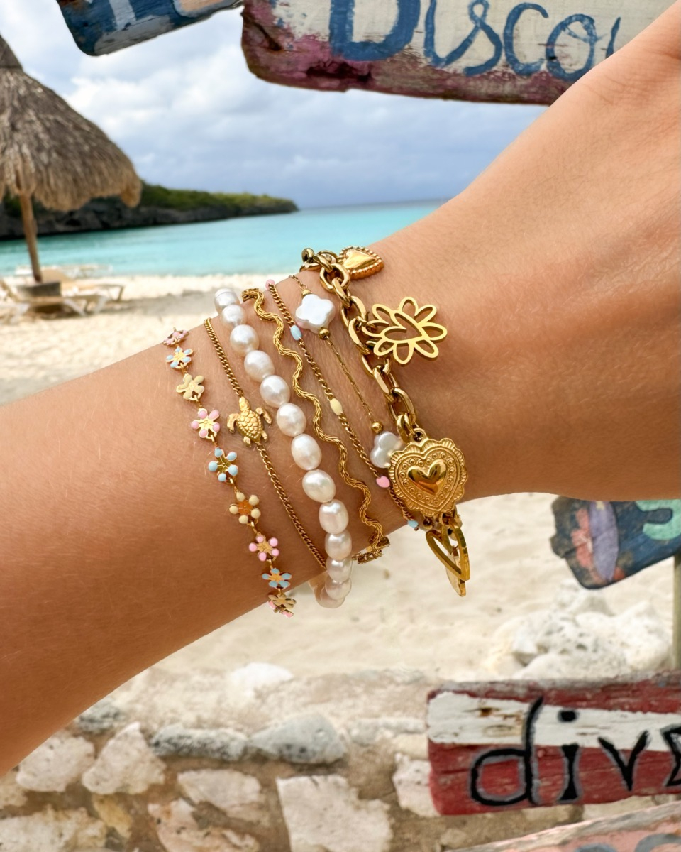 Gouden armparty met pastel kleuren