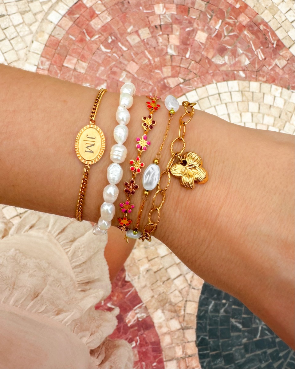 Gouden armparty met parels en bloemen
