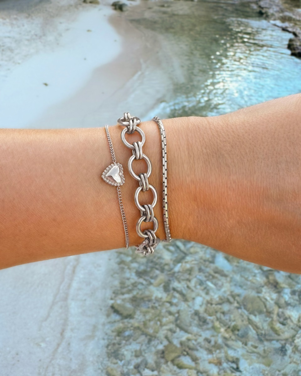 Zilveren armparty op het strand
