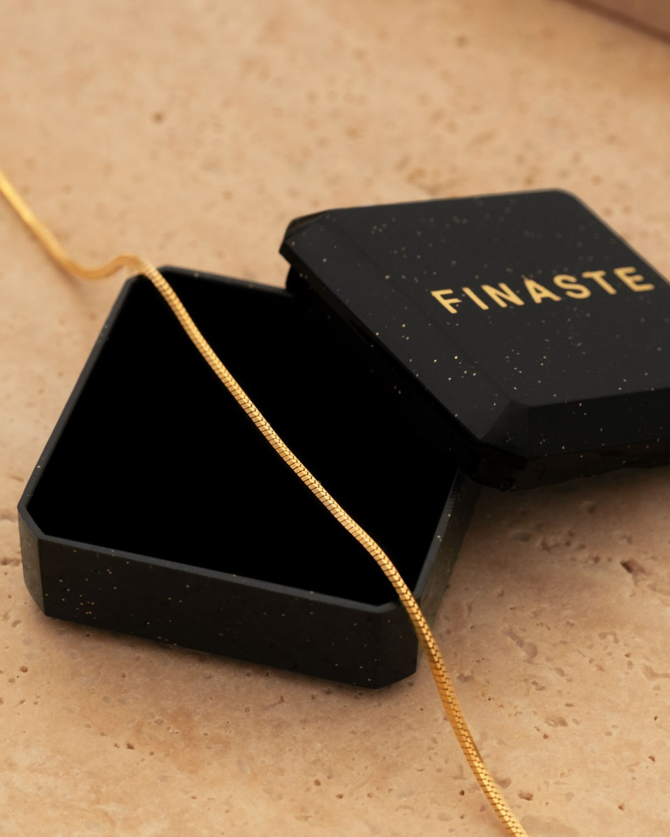 Sieradendoosje met gouden ketting