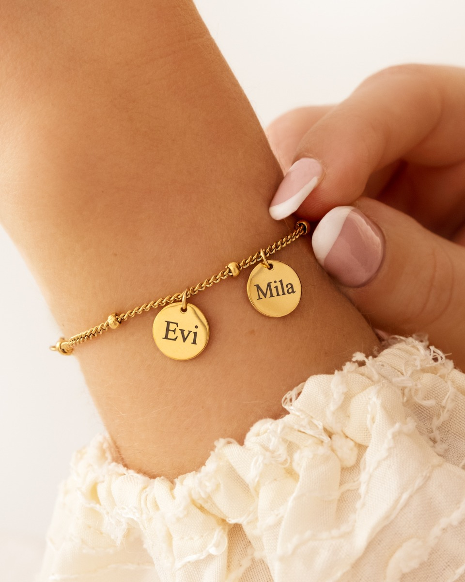 Gouden armband met 2 muntjes om pols