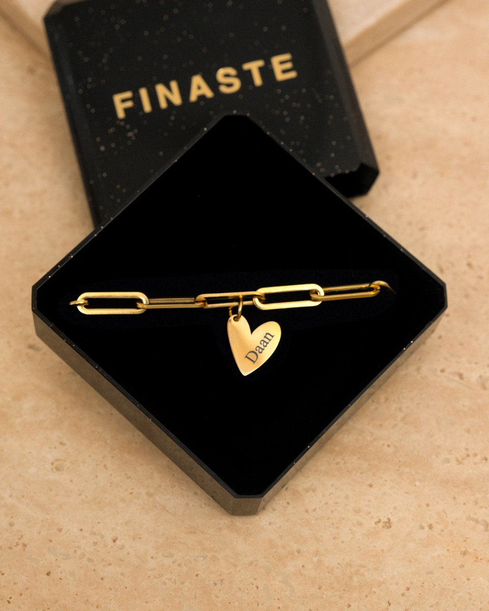 Hartjes armband met naam in sieradendoosje