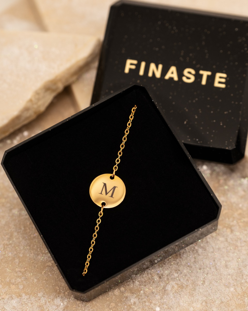 Gouden initial armband in sieradendoosje