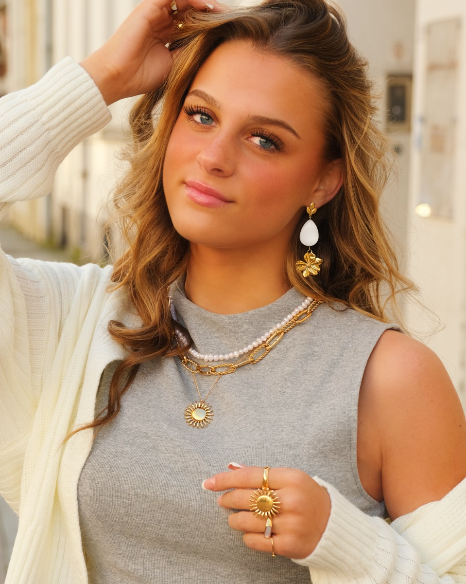 Gouden sieraden look met zonnetjes