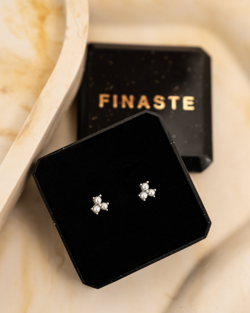 Stud oorbellen triple pearl
