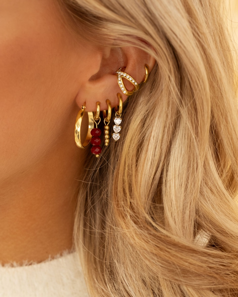 Gouden earparty met rode details