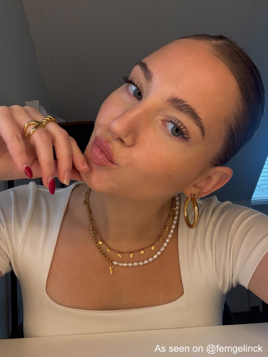 Influencer met gouden sieraden look