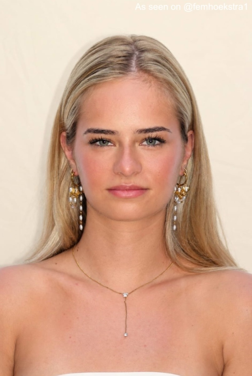 influencer met gouden sieraden