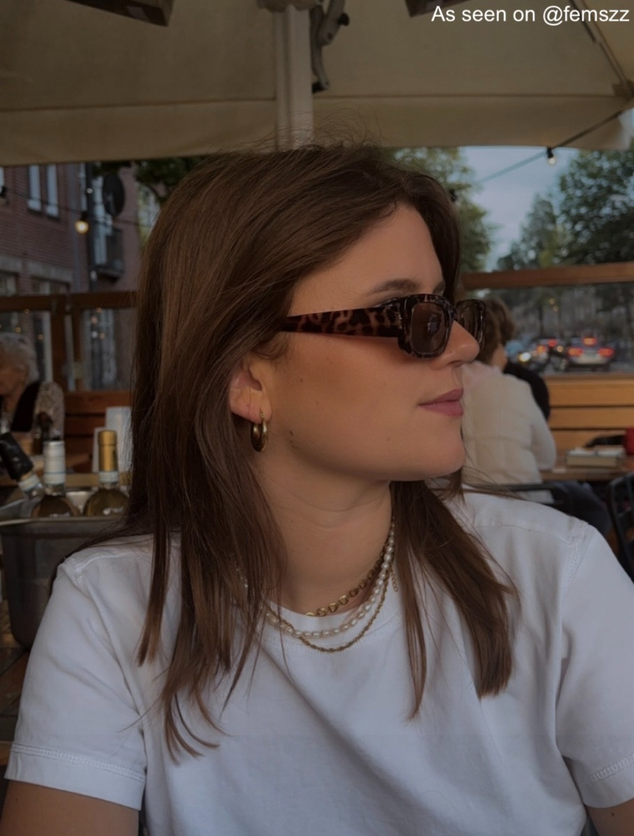 Influencer draagt korte parel ketting