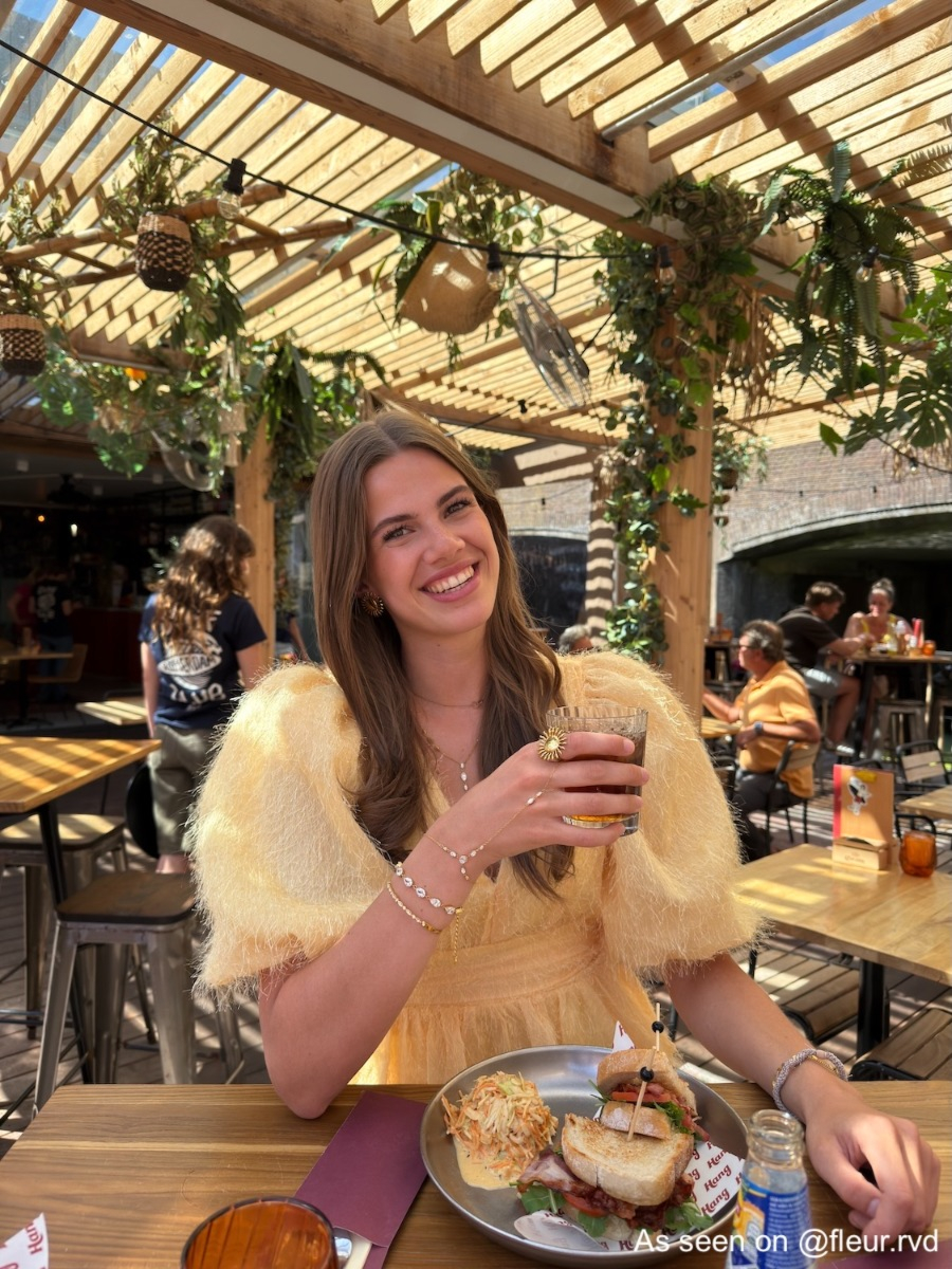 Influencer met sieraden