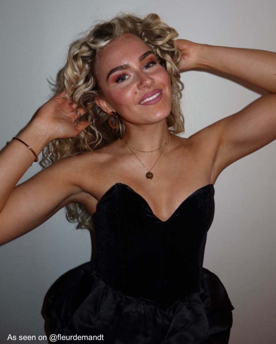 Influencer draagt gouden graveerbare ketting