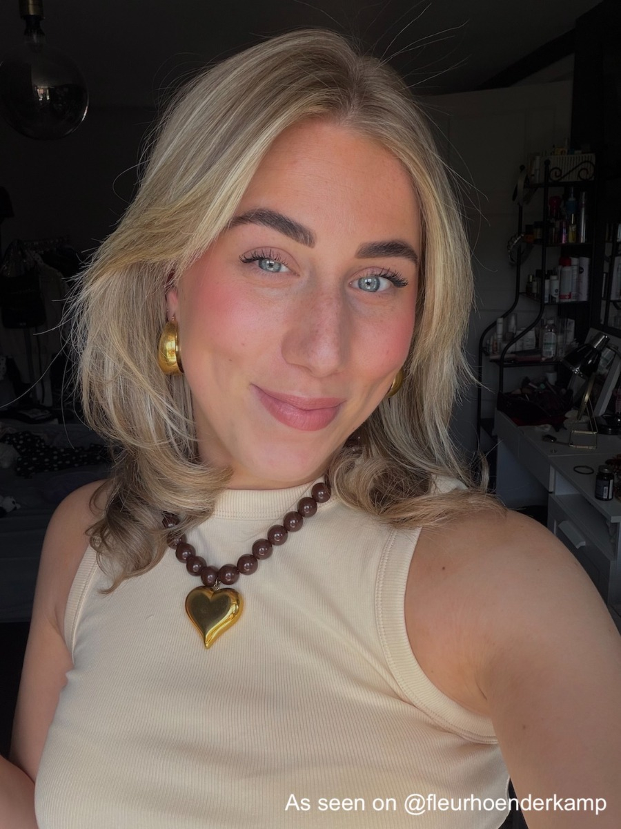 Influencer met Finaste ketting
