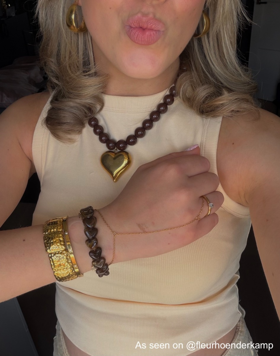 Influencer met bangle