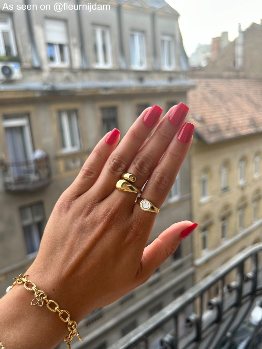 Influencer met gouden ringen 