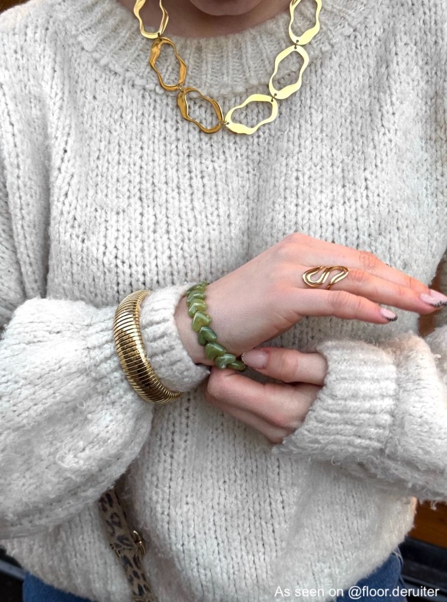 Influencer draagt statement gouden bangle