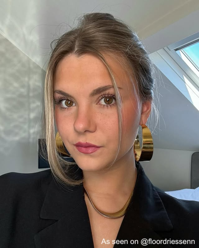 Influencer met statement oorringen. 